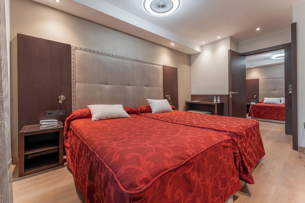 2 bedrooms, desk, laptop workspace, blackout drapes