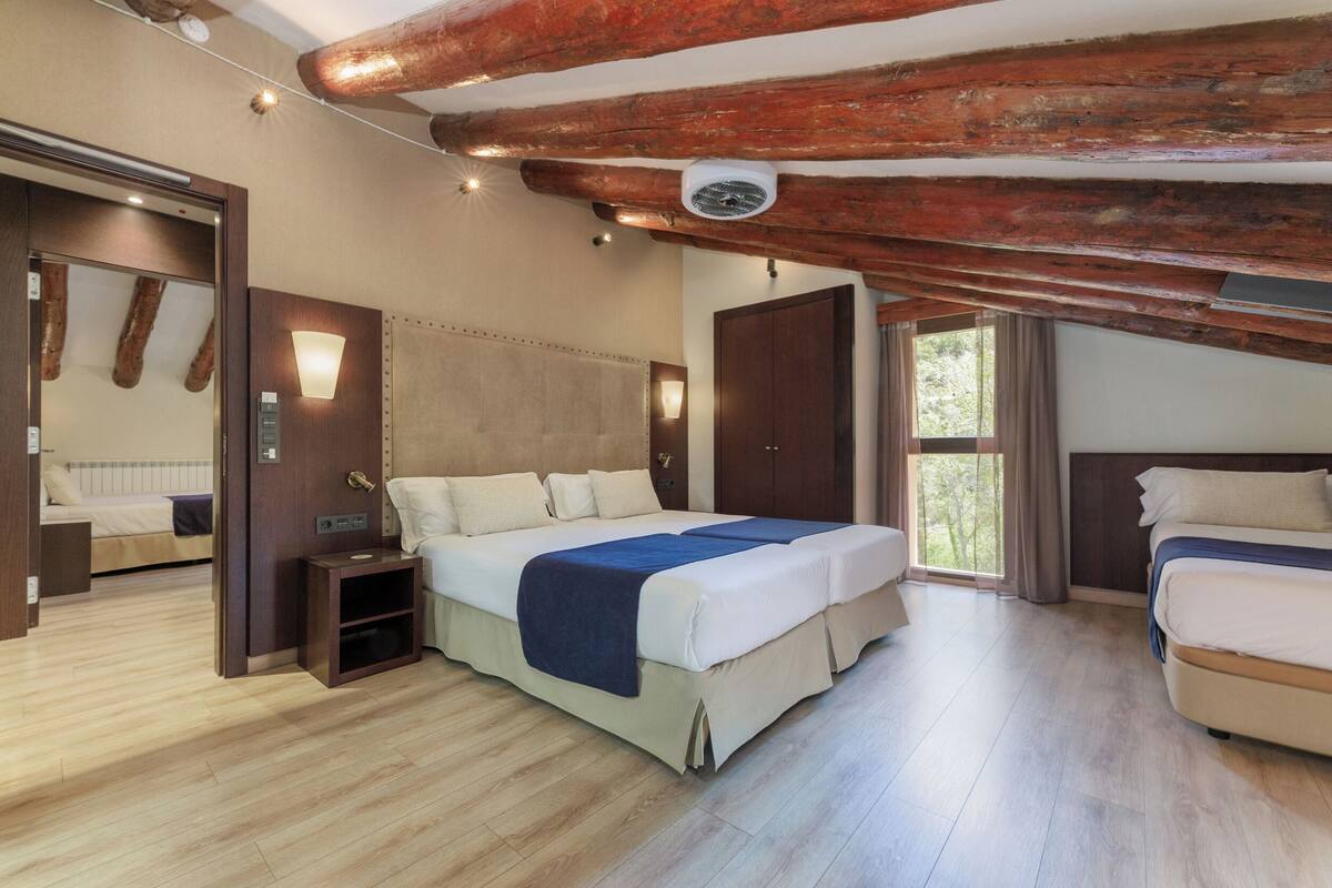 Habitacion familiar comunicada 5 pax | 책상, 노트북 작업 공간, 암막 커튼, 방음 설비