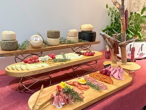 Buffet déjeuner servi tous les jours en supplément