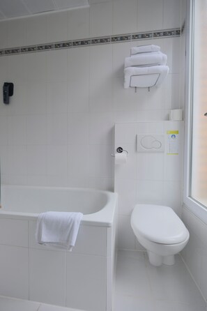 Twin kamer | Badkamer | Een douche, een haardroger, handdoeken