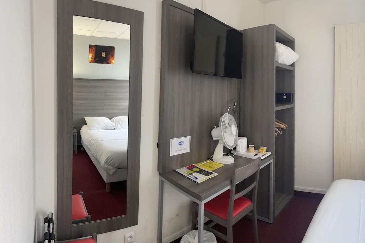 Free WiFi, bed sheets