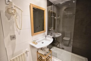 Hair dryer, towels - Hotel Los Lagos Nature (Cangas de Onis)