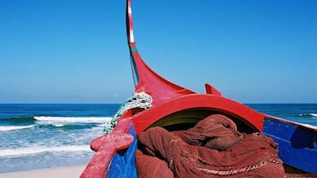 Perto da praia, areia branca, 15 bares na praia
