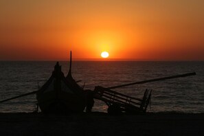 Una playa cerca, arena blanca, 15 bares en la playa