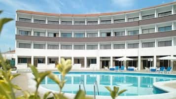 Piscina externa sazonal, funciona das 9h às 20h, guarda-sóis