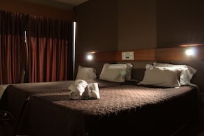 ห้องดับเบิลหรือทวิน (With Extra Bed) | ตู้นิรภัยในห้องพัก, โต๊ะทำงาน, ผ้าม่านกันแสง, ห้องเก็บเสียง
