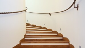 Una escalera de madera con barandilla que sube.