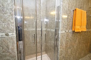 تجهيزات دش، مجففات شعر، مراحيض شطف، مناشف