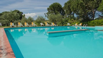 Piscine extérieure (ouverte en saison), parasols de plage