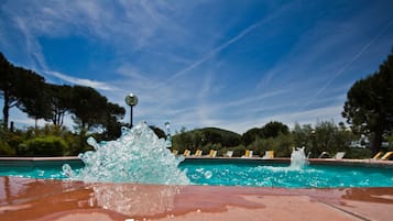 Piscina stagionale all'aperto, ombrelloni da piscina, lettini