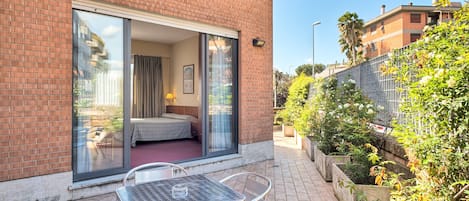 Chambre Double Affaires, 1 très grand lit, vue jardin | Terrasse/Patio