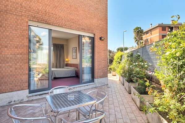 Kahden hengen businesshuone, 1 suuri parisänky, näköala puutarhaan | Terassi/patio