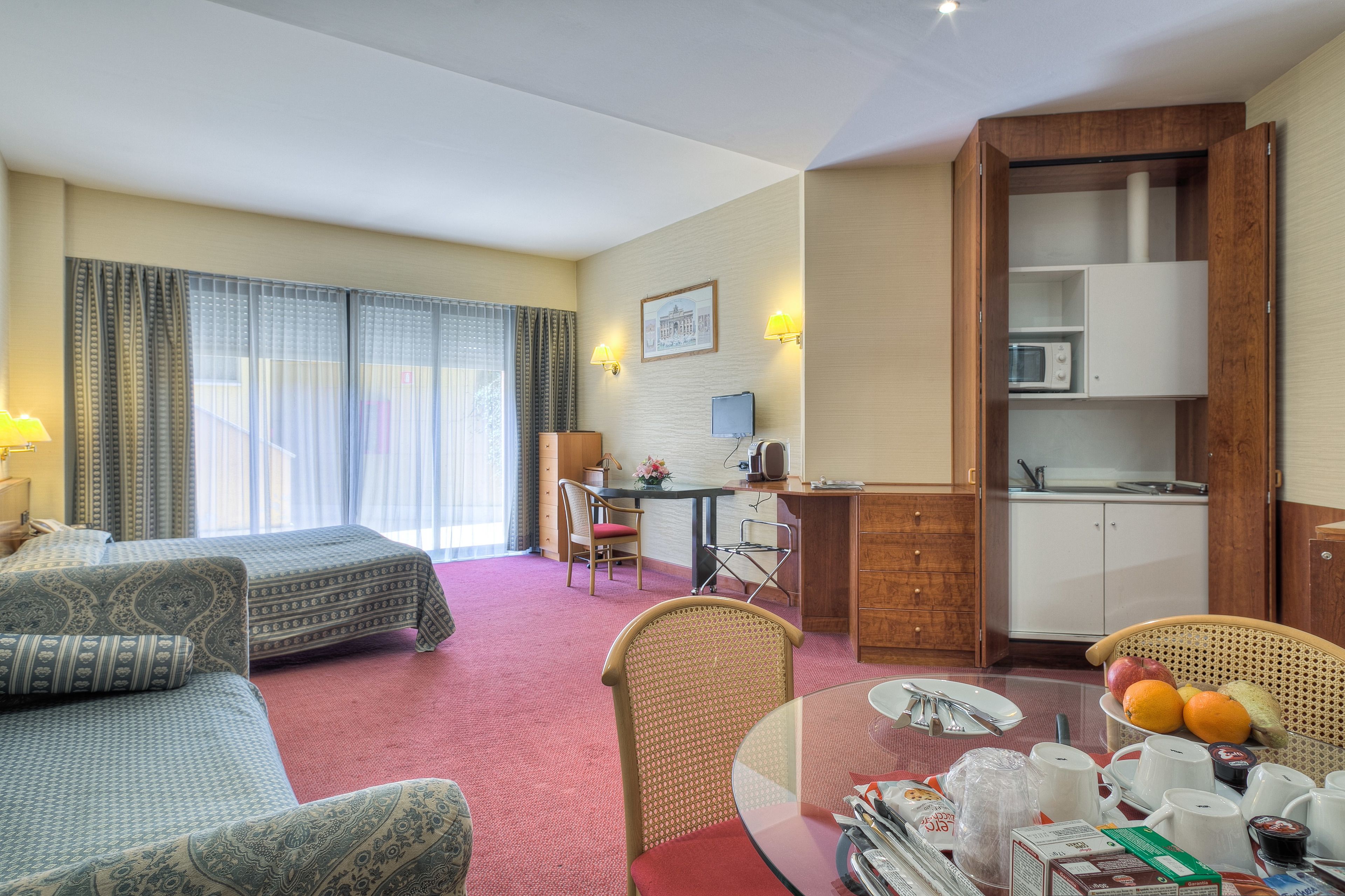 business double room, 1 king bed, garden view | in-room dining