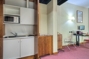 Business Double Room, 1 King Bed, Garden View | Private kitchenette | Fridge