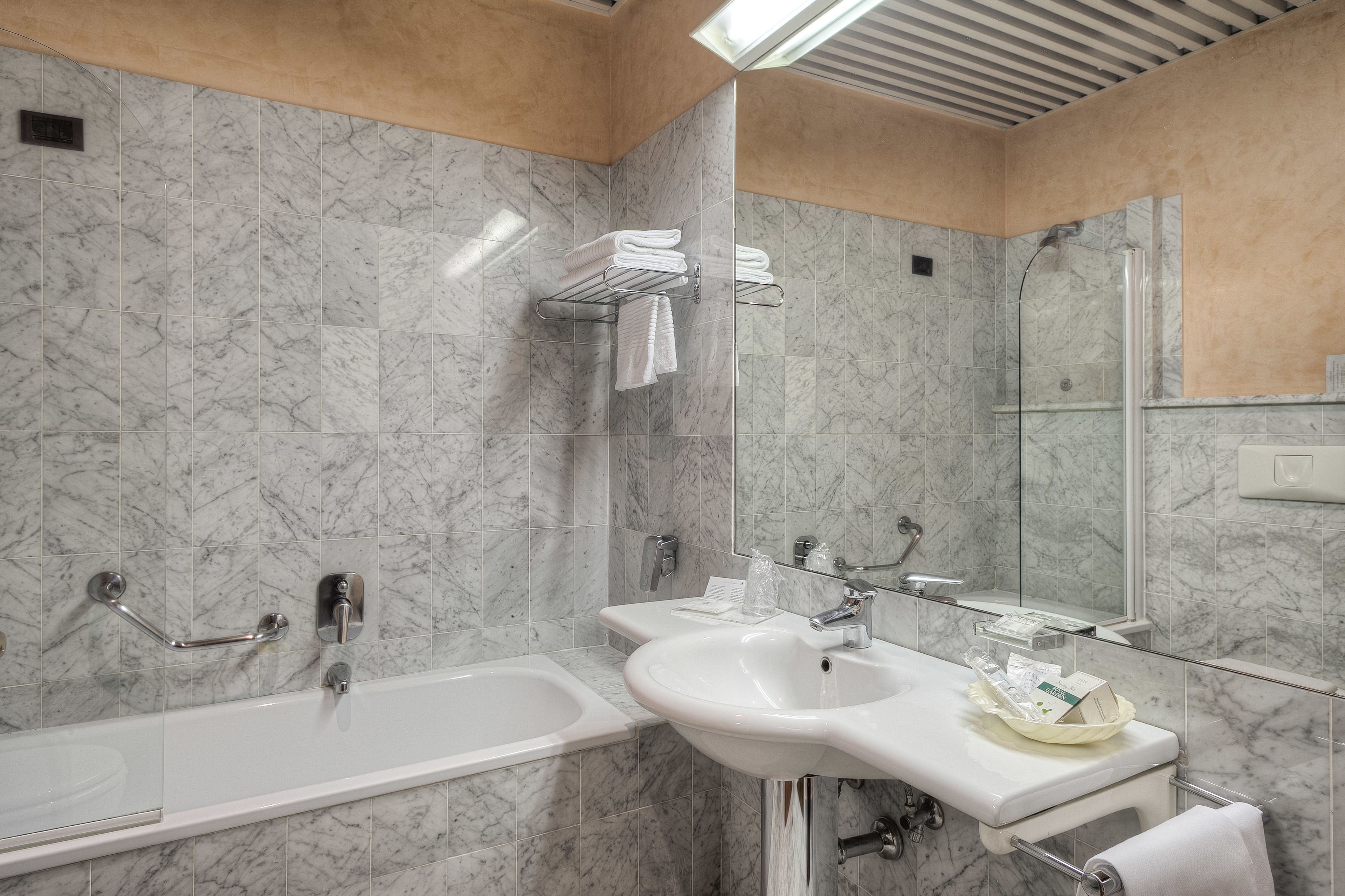 combined shower/bathtub, free toiletries, hair dryer, bidet