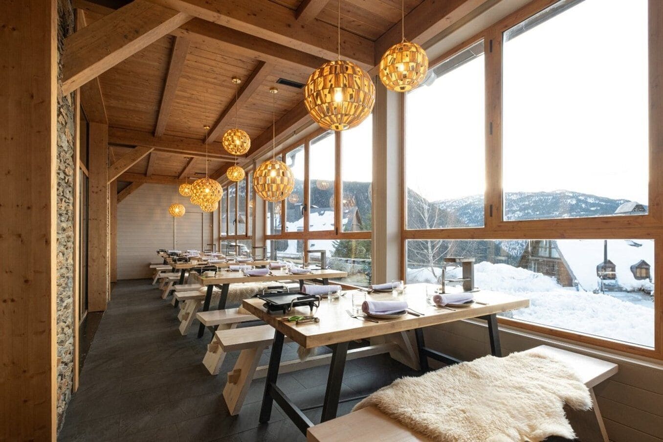 3 restaurantes, se sirven desayunos, comidas, cenas y sushi