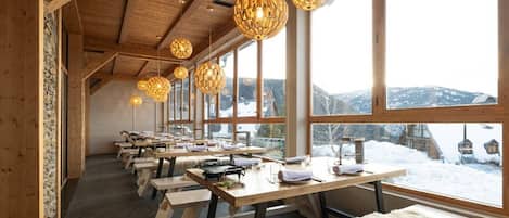 3 restaurantes; se sirven desayunos, almuerzos, cenas y sushi