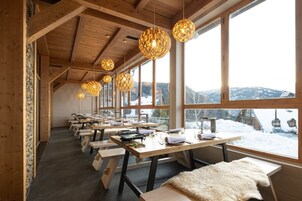 3 restaurantes; se sirve desayuno, almuerzo y cena; sushi