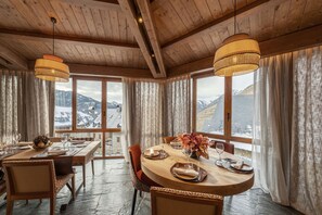 3 restaurants, breakfast, lunch, dinner served; sushi 