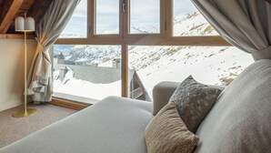 A bedroom with a large window, a bed, and a lamp. - Eurostars La Pleta (Naut Aran)