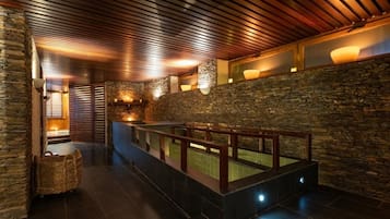 Salas de tratamiento para parejas, sauna y tina de hidromasaje