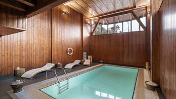 Salas de tratamiento para parejas, un sauna, una bañera de hidromasaje