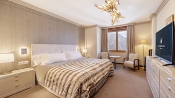 Occitania Suite | Een minibar, een kluis op de kamer, een bureau, geluiddichte muren