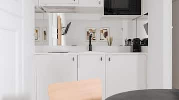 Réfrigérateur, micro-ondes, cafetiÚre/bouilloire, bouilloire électrique