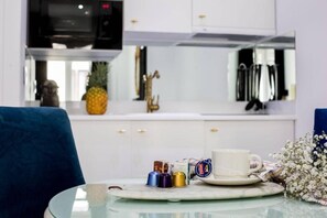 Fridge, microwave, coffee/tea maker, electric kettle - Santa Ana Apartments Las Letras (Madrid)