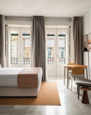 스튜디오 | 각각 다른 스타일의 인테리어, 각각 다르게 가구 비치, 책상, 노트북 작업 공간