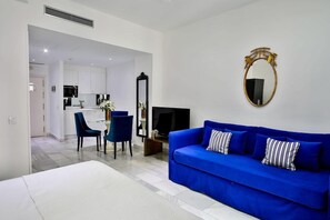 42-inch flat-screen TV with cable channels, Smart TV - Santa Ana Apartments Las Letras (Madrid)