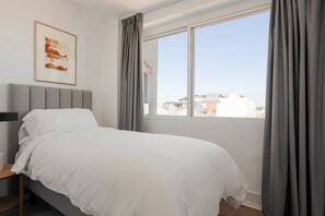 Apartamento, 3 quartos | Roupas de cama premium, camas com colchões pillow-top, cortinas blackout