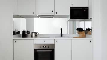 Apartamento, 2 quartos, chuveiro com barras de apoio | Cozinha privada | Geladeira, micro-ondas, cooktop, máquina de café expresso