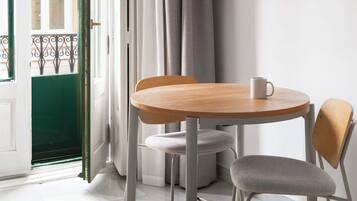 Estúdio | Individualmente decorados, individualmente mobiliados, escrivaninha