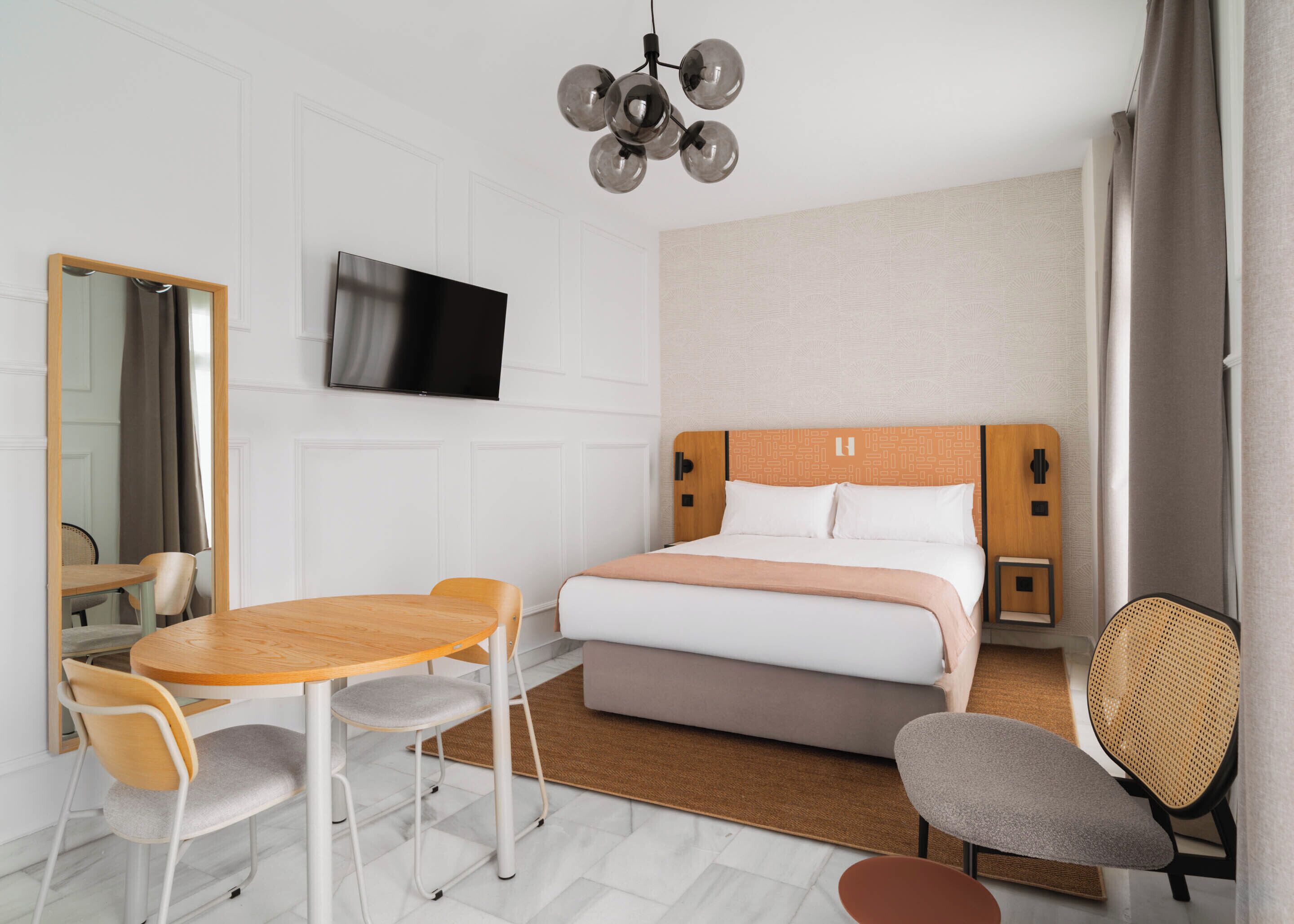 스튜디오 | 각각 다른 스타일의 인테리어, 각각 다르게 가구 비치, 책상, 노트북 작업 공간