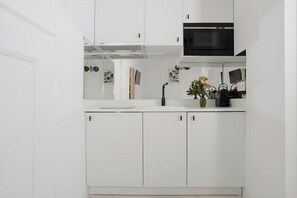 Réfrigérateur, micro-ondes, cafetière/bouilloire, bouilloire électrique