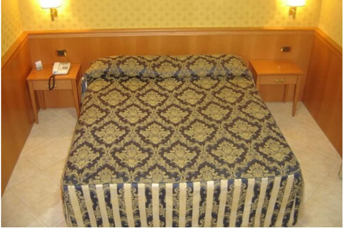 Egyptian cotton sheets, premium bedding, in-room safe