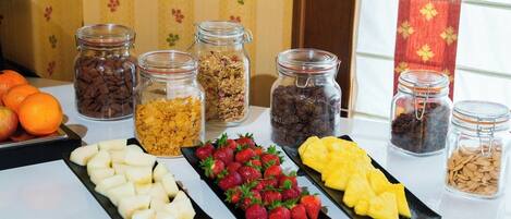 Un bufé de desayuno con diversos alimentos y frutas.