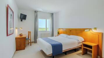 Standaard tweepersoonskamer | Een kluis op de kamer, een bureau, verduisterende gordijnen