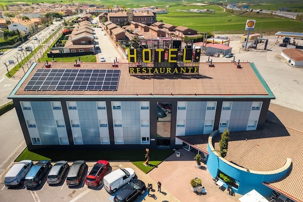 Vista frontal de la propiedad