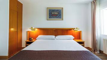 Standaard tweepersoonskamer | Een kluis op de kamer, een bureau, verduisterende gordijnen