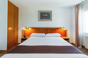 Standard Double Room | In-room safe, desk, blackout curtains, soundproofing - Hotel  Rey Arturo Burgos (Villagonzalo Pedernales)