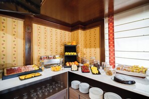 Buffet breakfast on weekdays (EUR 10 per person) - Hotel  Rey Arturo Burgos (Villagonzalo Pedernales)