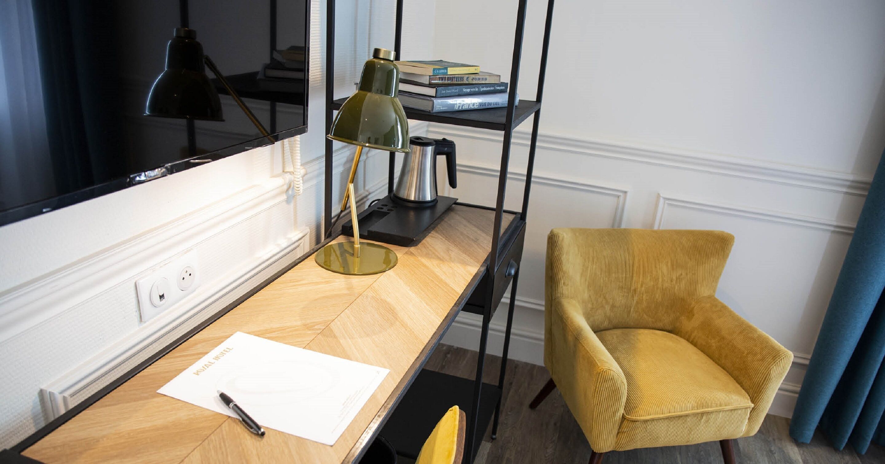 comfort room | individually decorated, individually furnished, desk, soundproofing