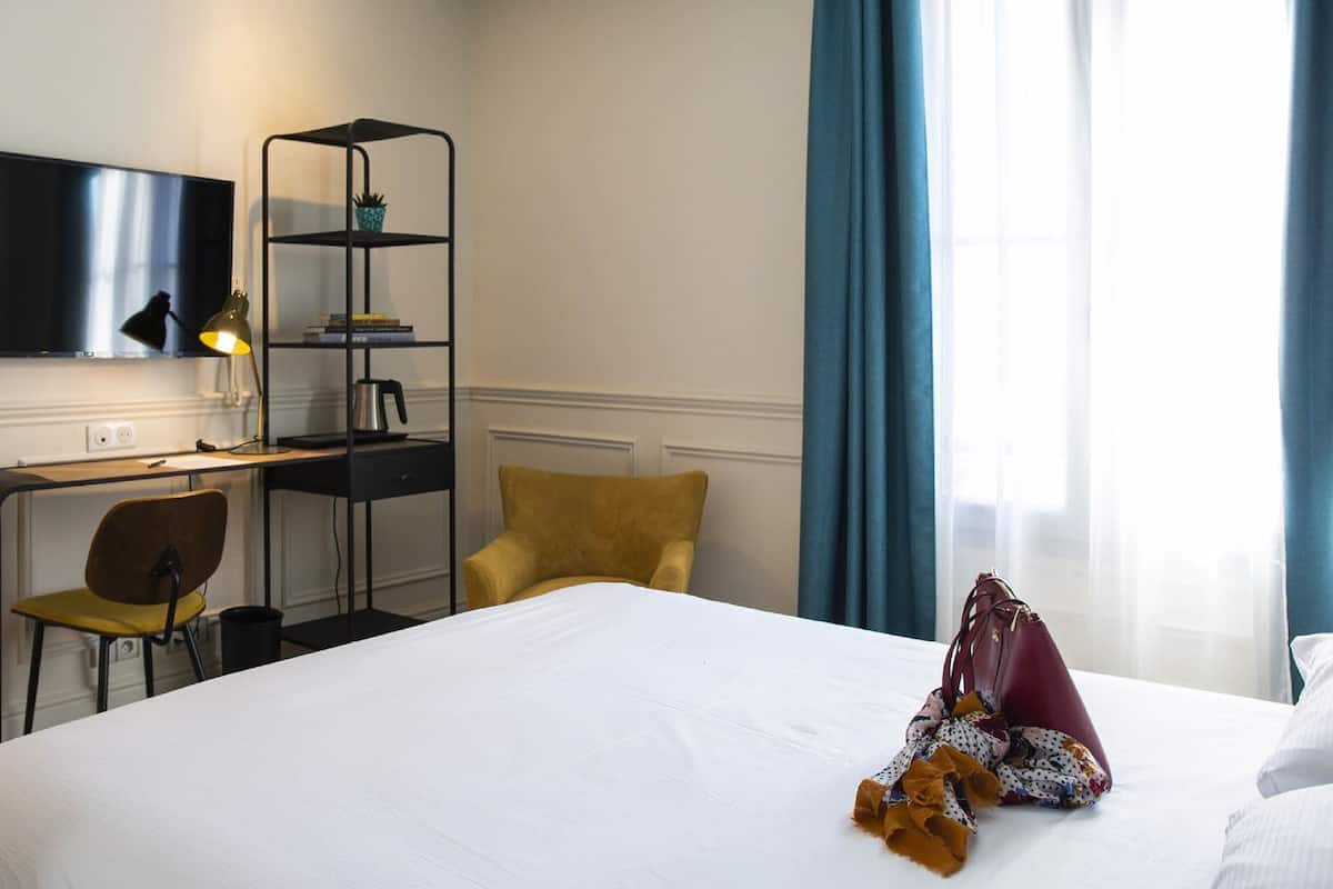 Bureau, chambres insonorisées, fer et planche à repasser, Wi-Fi gratuit