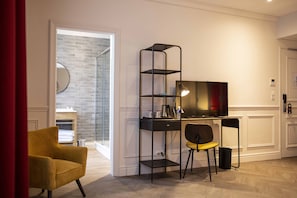Quarto família | Individualmente decorados, individualmente mobiliados, escrivaninha