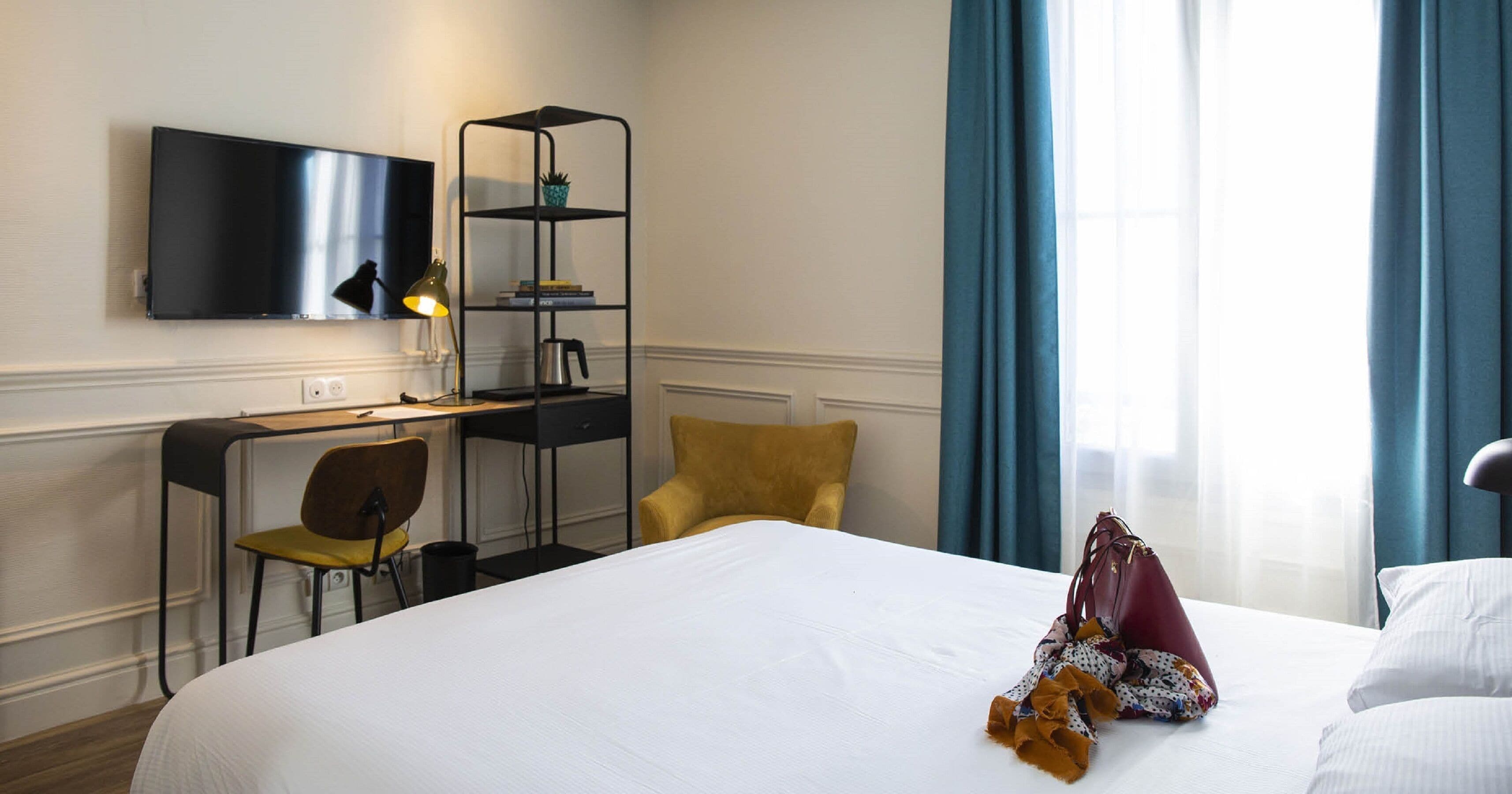 comfort room | individually decorated, individually furnished, desk, soundproofing