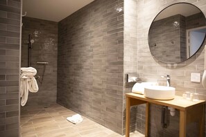 Chambre Familiale | Salle de bain | Articles de toilette gratuits, sèche-cheveux, serviettes fournies