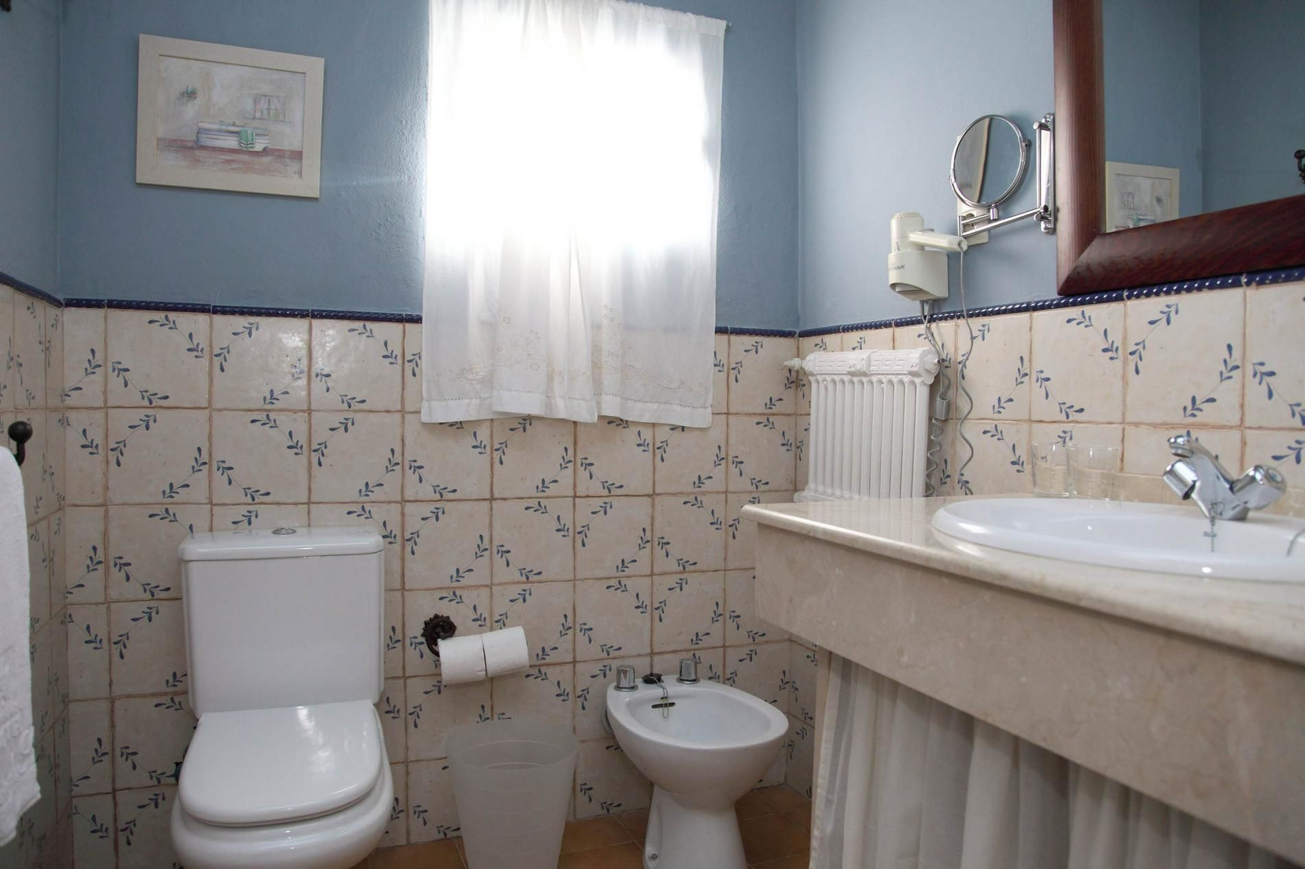 Ein Badezimmer mit Toilette, Bidet und Waschbecken.