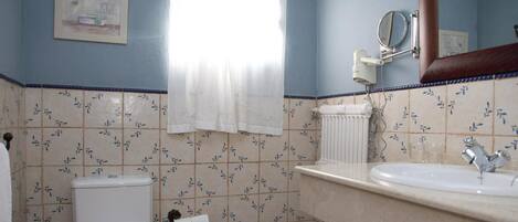 Ein Badezimmer mit Toilette, Bidet und Waschbecken.